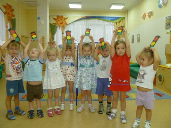 Дети держат картонные светофоры над головой