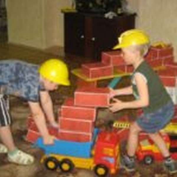 Дошкольники играют в строителей