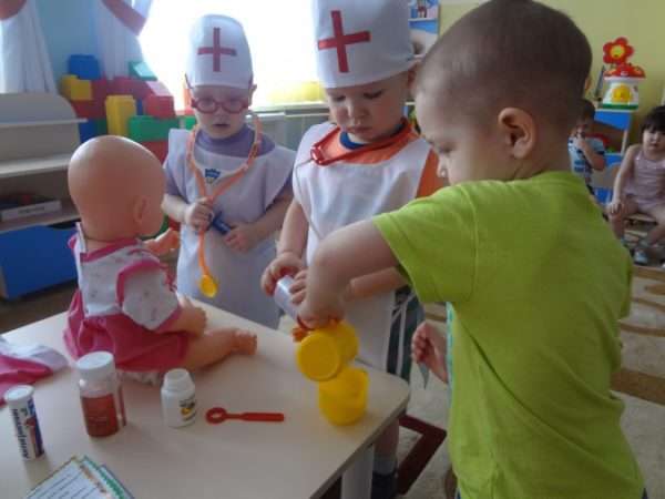 Дети в роли докторов играют