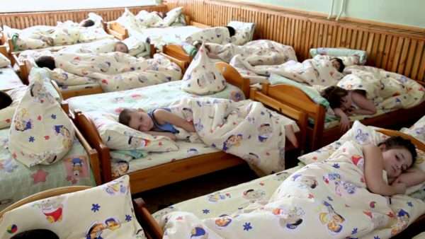 Застеленные кроватки в детском саду