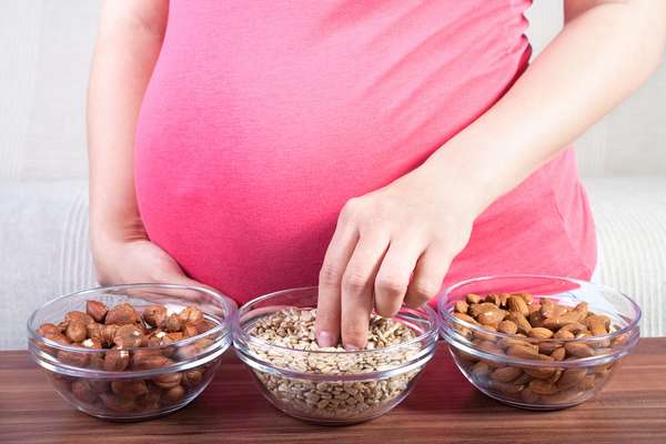Многие врачи рекомендуют беременным воздержаться от употребления арахиса, поскольку он является сильным аллергеном 