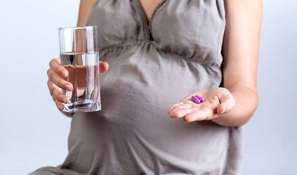 Для лечения пневмонии беременной назначаются антибиотики, витамины и другие препараты 