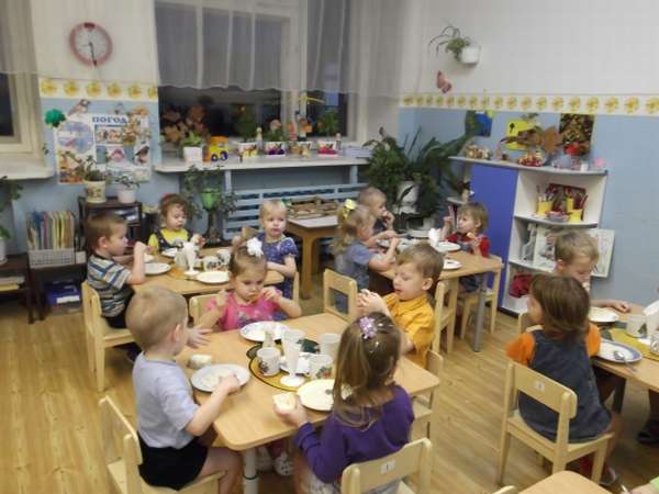 Дети кушают, сидя за столиками