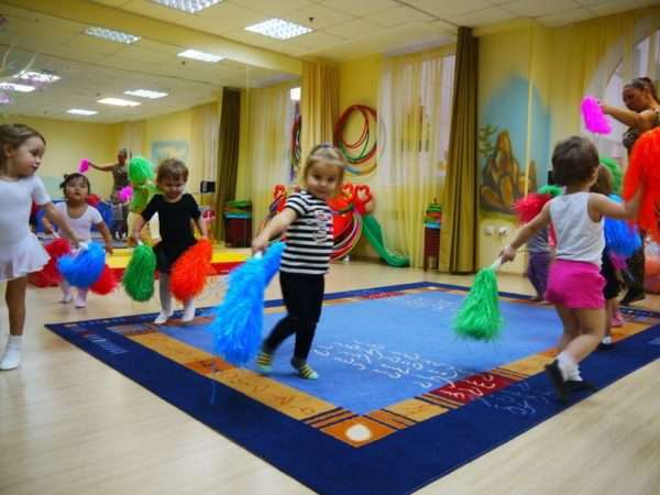 Дети танцуют с султанчиками