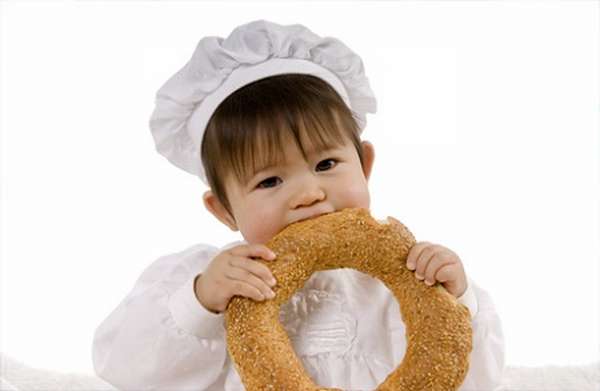 Ребенок ест хлеб