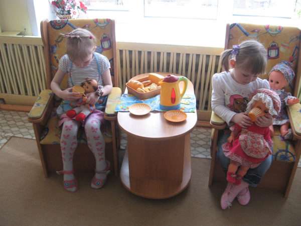 Девочки «кормят» кукол