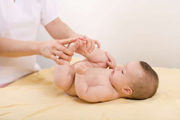 Физиологический массаж - один из методов лечения гипертонуса у младенцев