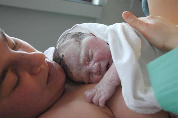 В послеродовой период новорожденный кладется на живот матери