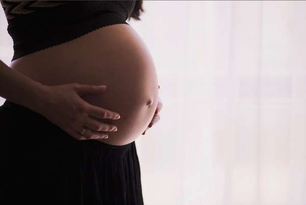 На самых последних неделях беременности следует быть особенно осторожным и выполнять минимум физических нагрузок 