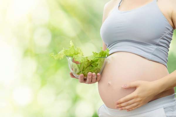 Беременной женщине врачи рекомендуют пересмотреть свой образ жизни, избавившись от вредных привычек 