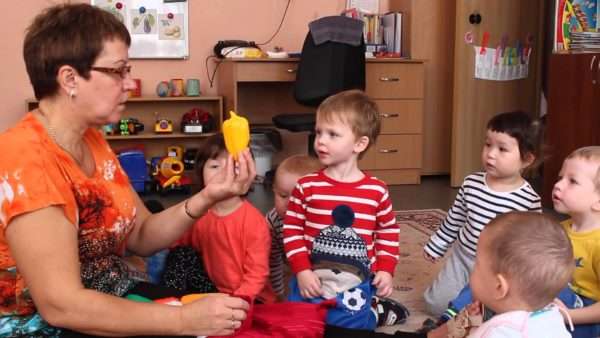 Воспитатель показывает детям сладкий перец