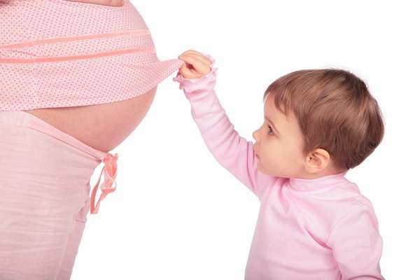 После рождения первого ребенка стоит подождать некоторое время, чтобы организм восстановился, а уже потом можно беременеть 