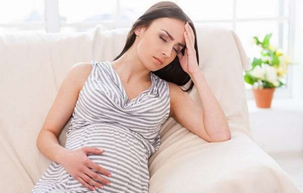 Лечить головную боль при беременности можно как народными, так и традиционными средствами 