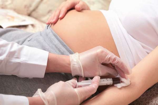Ни в коем случае при беременности нельзя лечить сифилис, применяя народные средства 