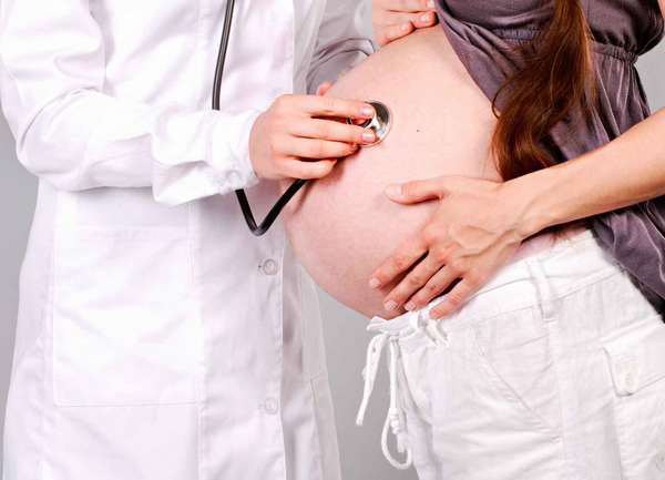 Ни в коем случае при переношенной беременности нельзя применять народные средства, которые якобы должны помочь быстрее родить ребенка