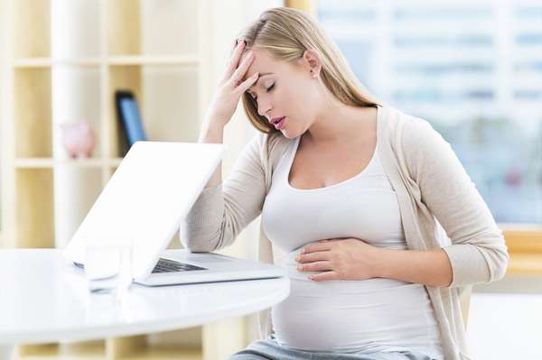 Страхи во время беременности могут появляется от чтения чрезмерного количества информации 