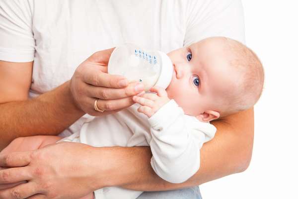 Содержимое для ребенка до трех месяцев можно разводить молоком или смесью, для малышей постарше – кипяченой водой (100 мл на пакетик)