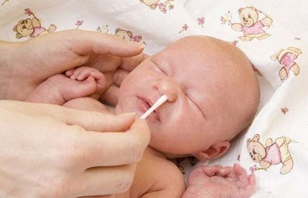 чистим нос новорожденному