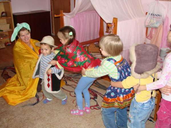 Педагог и дети инсценируют сказку Репка